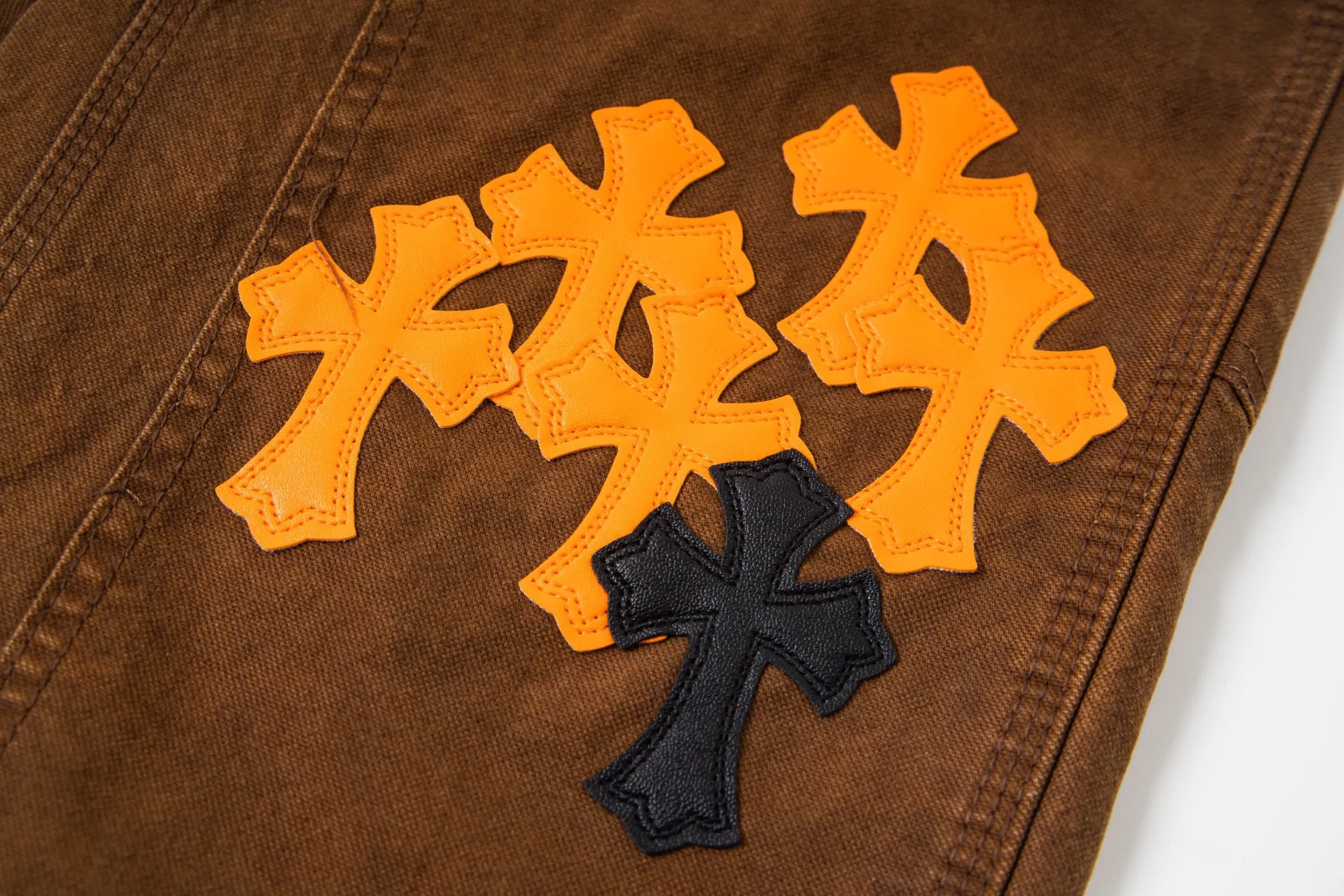 P290 Chrome Hearts Chrome Hearts Brown Logging Orange Multi-leather Jeans Multi-leather standard workwear jeans and jeans need to be washed and then disassembled and hand-stitched with sheepskin cross leather and then spliced to complete. The whole process is too complicated to describe. About Chrome Hearts This is an extremely luxurious fashion brand that can also be called the nobility of the high street. It has always been an exclusive brand for some hipsters or the second generation of rich people. Compared with ordinary high streets, it is more luxurious and noble. Compared with luxury brands, it is more fashionable and individual. It has always been a brand that I have a special liking for. Style number: 1787# Color: Brown Size: 28 30 32 34 36